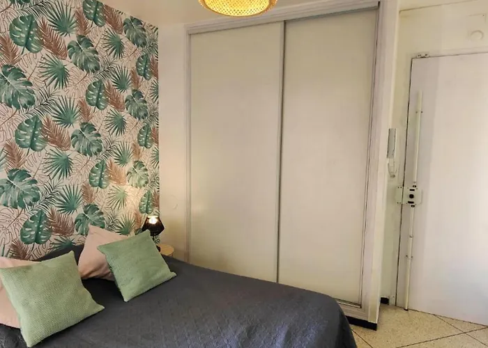 For 2 People In A Cozy Saint-Raphaël